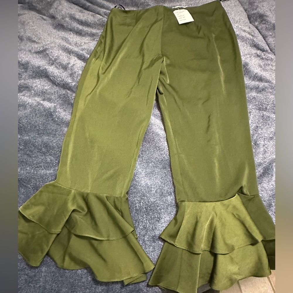 Cute Tularosa Ruffle Flare!! - Picture 2 of 4